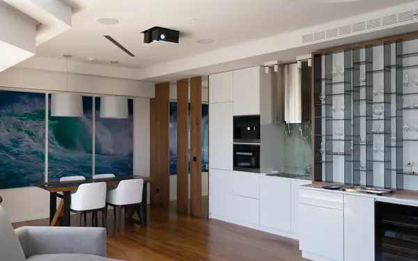 Домашний кинотеатр с проектором и экраном в квартире