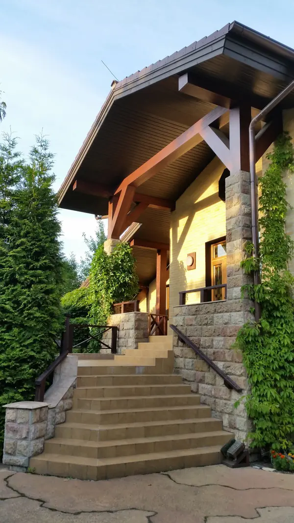 Проект дома с бассейном на склоне