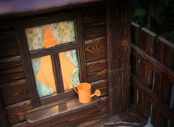 Будка для собаки с окошком и забором