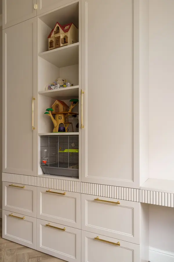 Бело-розовый интерьер с рифлеными фасадами