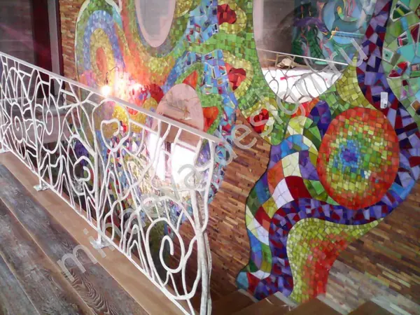 Ручная мозаика в стиле Гауди (25 кв.м), лестничный пролет