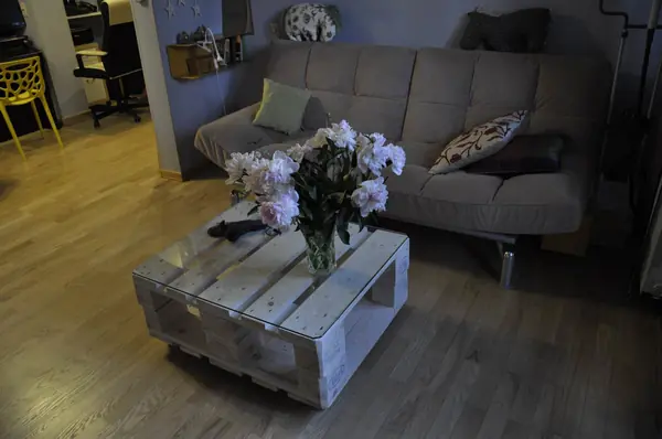 Журнальный столик на колесиках