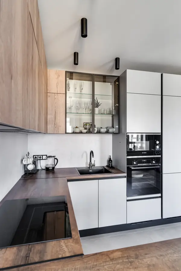 Угловая кухня совмещенная с гостиной