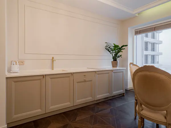 Меблировка квартиры: необычная кухня и гардеробная