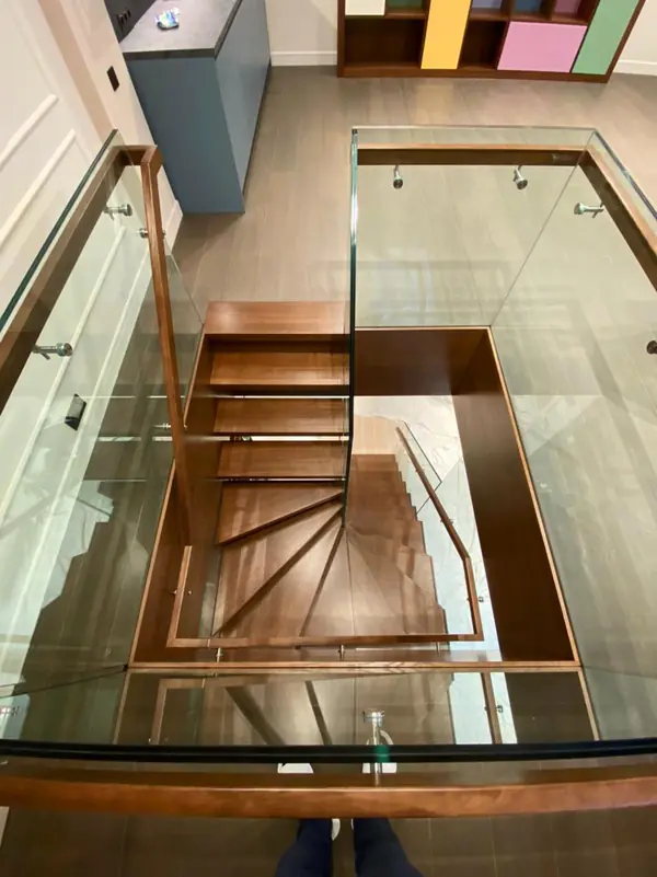 Лестница из стекла и дерева