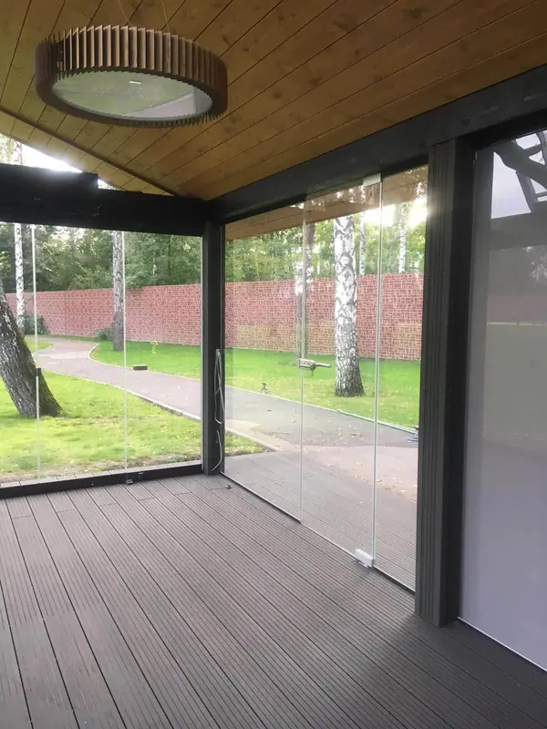 Теплая беседка с безрамным раздвижным остеклением