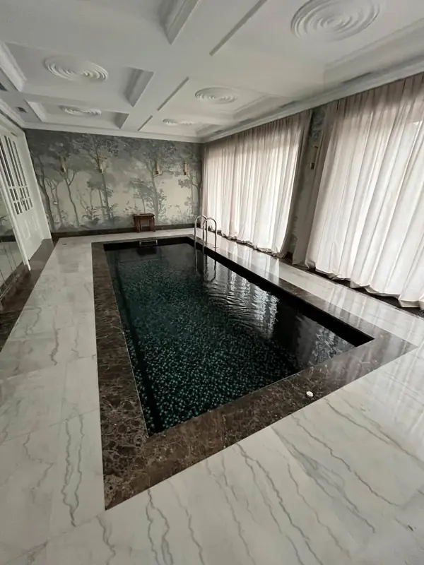 Бетонный бассейн в мозаики