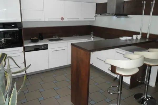 Барный стол совмещенный с кухонной столешницей.