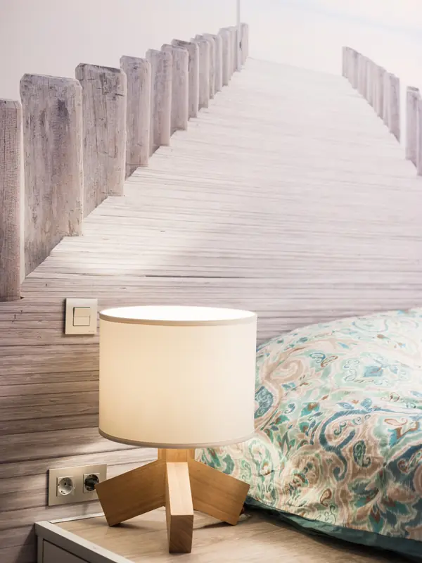 Глубокий винный цвет в интерьере стандартной двушки