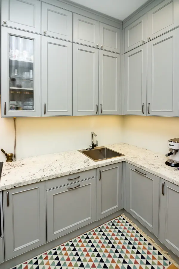 Светло-серая кухня в классическом стиле