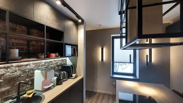 Лофт в квартире фотографа: кухня и холл, 103 кв. м.