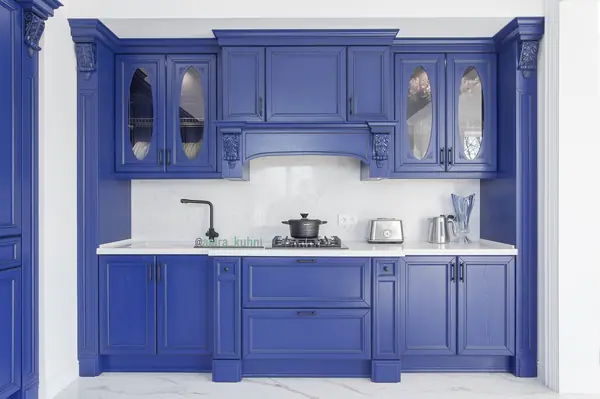 Кухня королевского синего цвета, массив ясеня, классика.