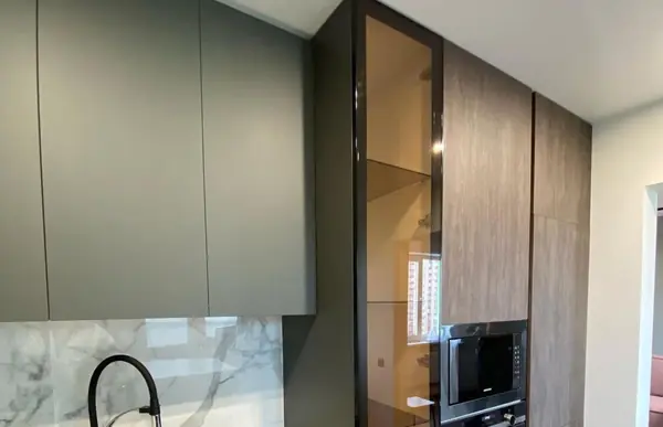 Кухня с островом-барной стойкой