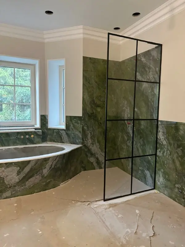 Стеклянные  перегородки в душевую.