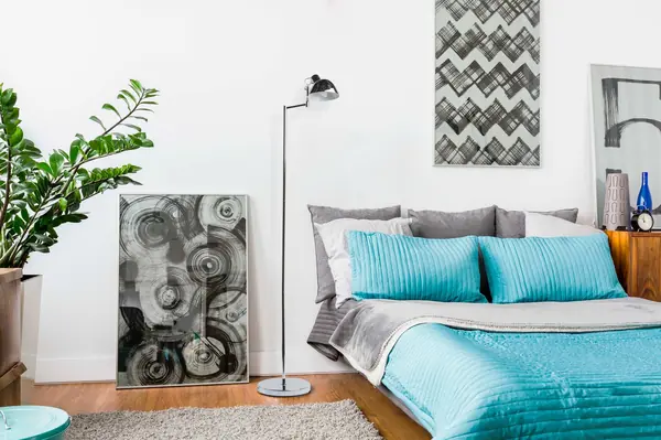 Современная спальня в серо-голубых тонах