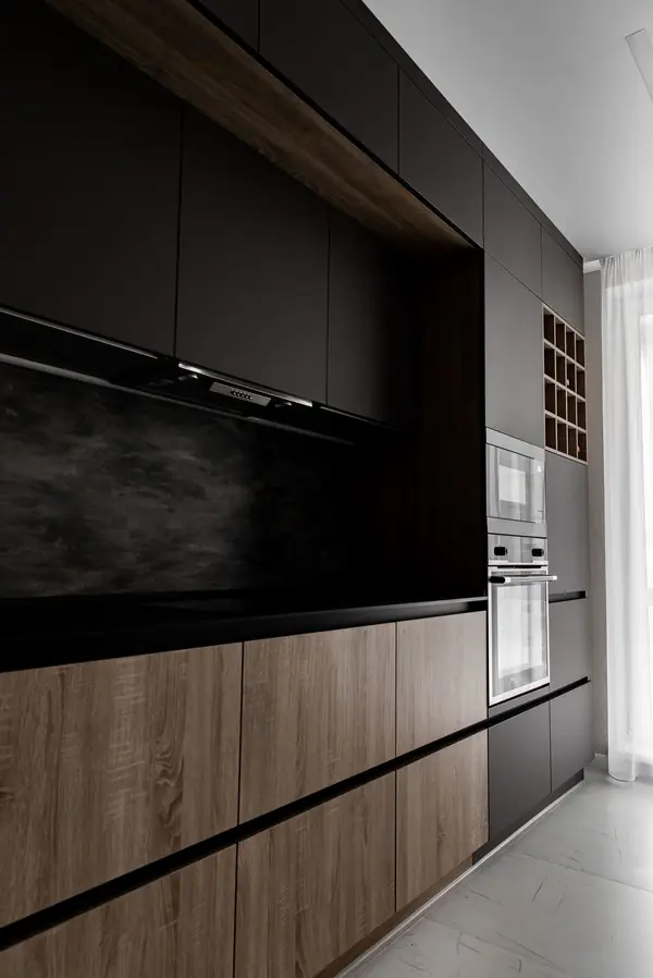 Большая угловая кухня в цвете графит с тонкой столешницей из компакт-плиты