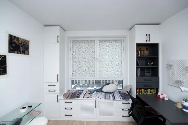 Меблировка подростковой комнаты в нейтральных цветах