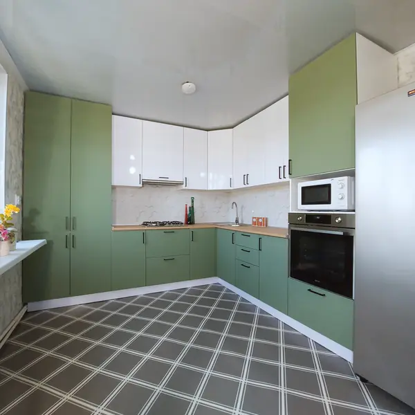 Кухня в коттедже с пеналом для АГВ