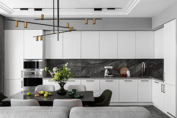 на стороне монохрома