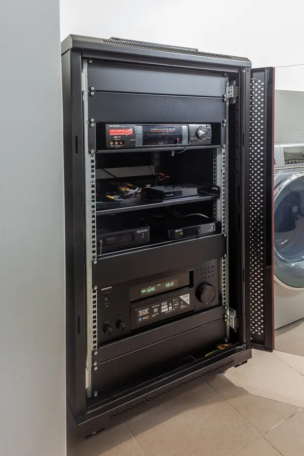 Гостевой домик с домашним кинотеатром в стиле лофт.