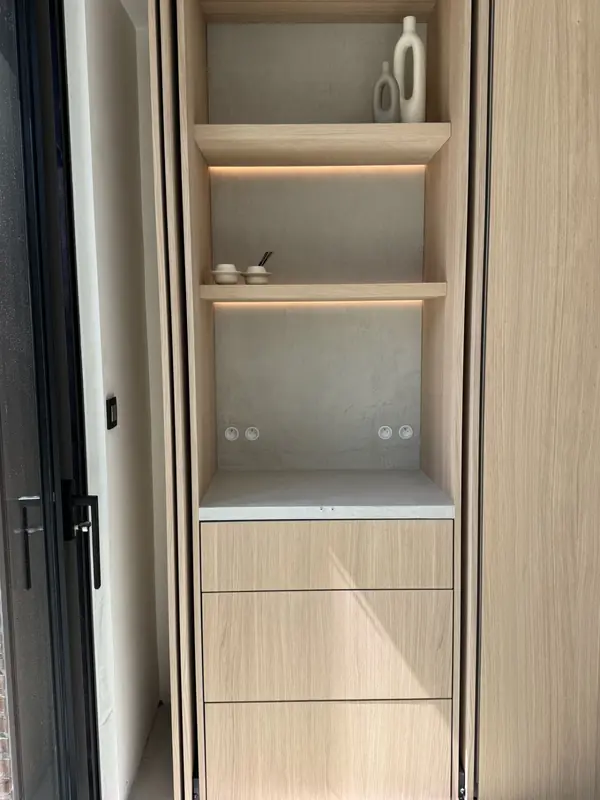 Экостиль в деталях: столешница, пол и полки с эффектом микроцемента