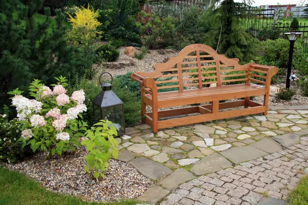 Скамья в саду