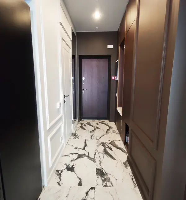 Прихожая с керамогранитом под мрамор на полу