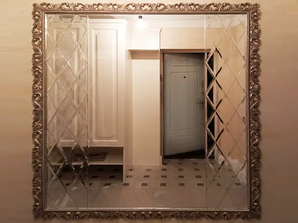 Зеркальное панно в прихожей