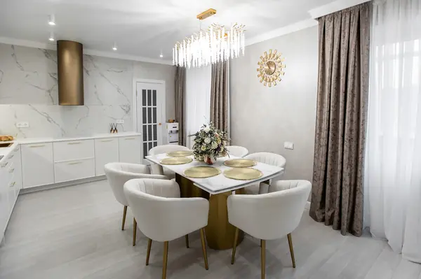 Дизайн просторной квартиры в стиле неоклассики