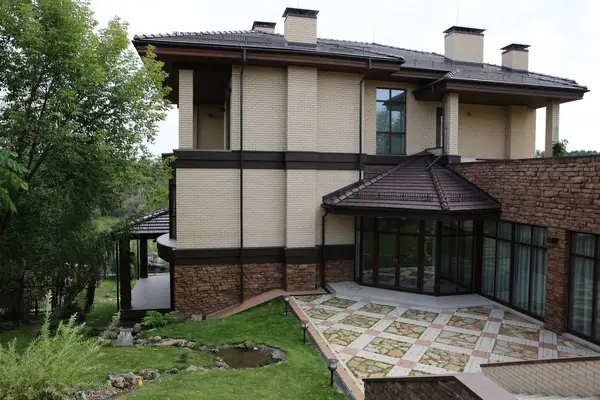 Дом на склоне