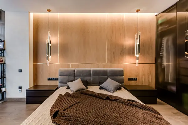 Фото реализации проекта "Квартира в доме с часами"