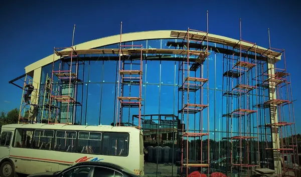 МОНТАЖ ПЛАНКЕНА НА ТЕННИСНОМ КОРТЕ.