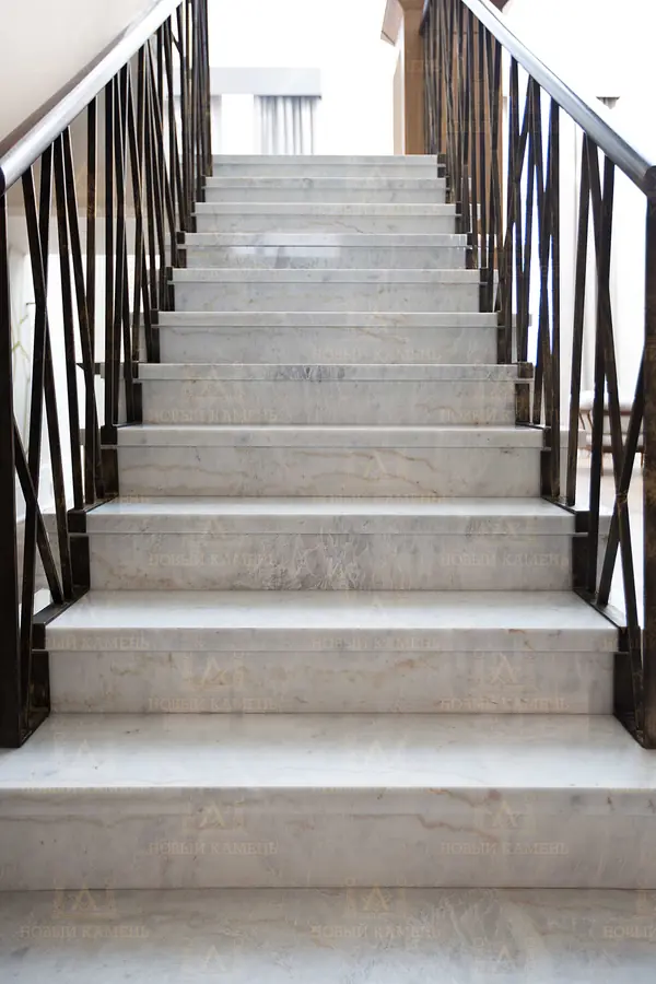 Лестница из мрамора
