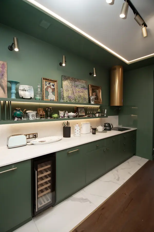 Стильная неоклассическая кухня в темно-изумрудном цвете