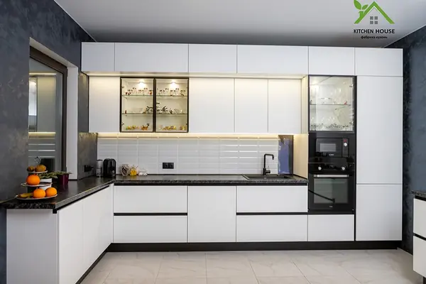 Кухня на заказ - фасады белые супер-матовые, AGT (Турция) + стеклянные фасады