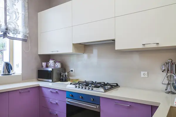 Столовая-гостиная в сиреневым акцентом