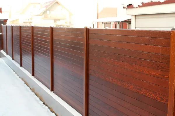 Горизонтальный деревянный забор из лиственницы