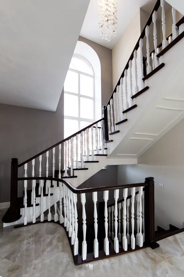 Дом в светлых тонах.