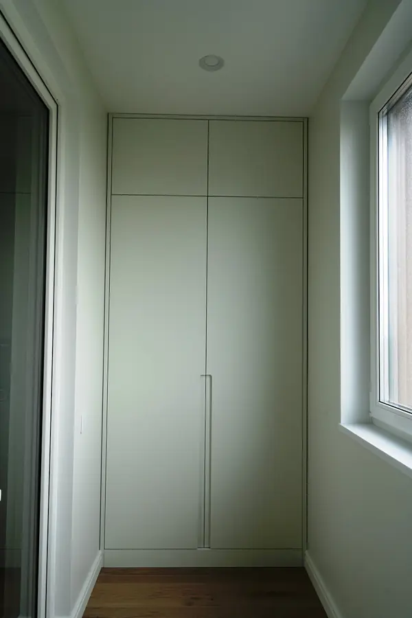 Еще одна серая кухня в большом проекте современной московской квартиры