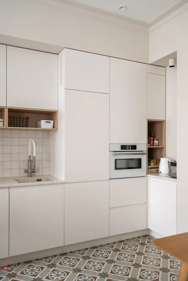 Московская квартира с двумя санузлами и белой кухней