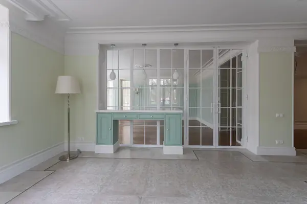 Зеленая кухня в загородном доме