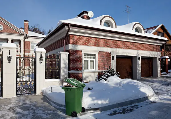 Белое кружево на красном