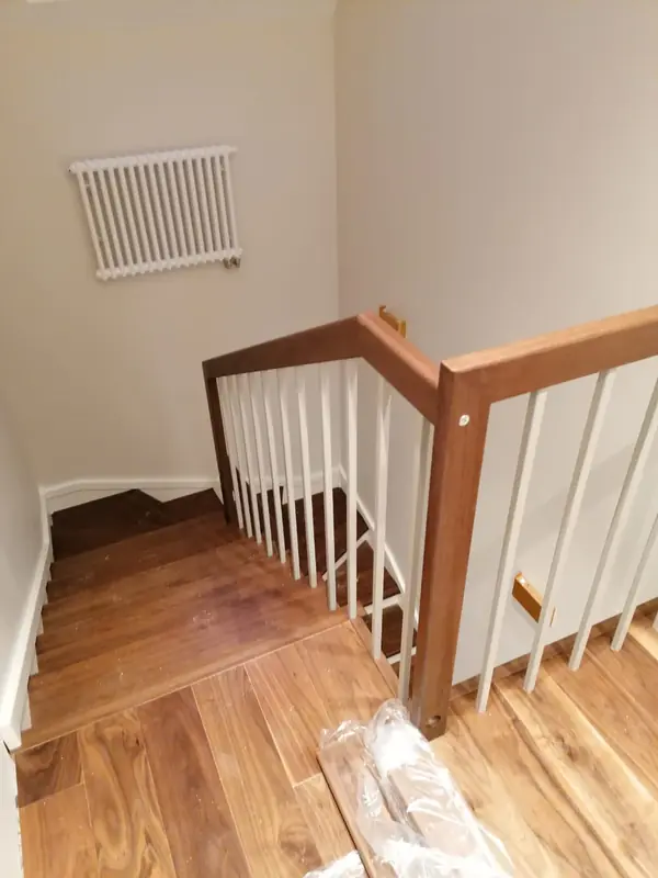 три лестницы  с металлическим ограждением