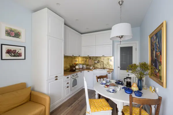 Кухня с латунным фартуком