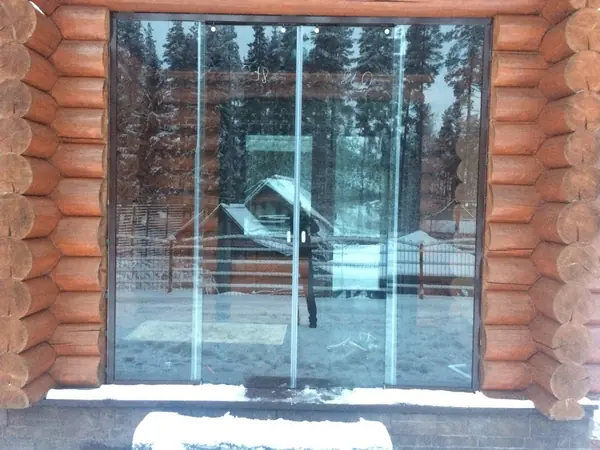 Безрамное остекление входной зоны бревенчатого дома