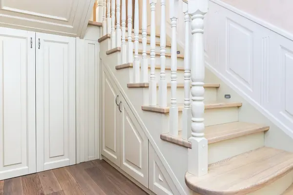 Лестница в классическом стиле из ясеня