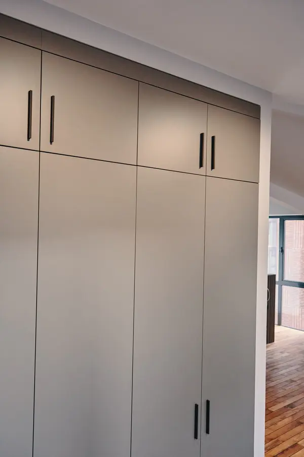 Шкаф распашной raumplus серый