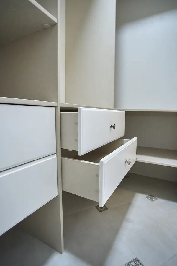 Гардеробная система классика raumplus с раздвижными и распашными дверьми