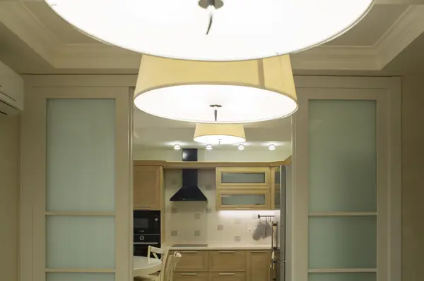 Городская кухня с лесным пейзажем