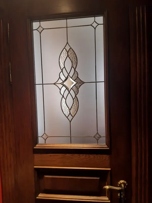 Межкомнатные двери с витражами